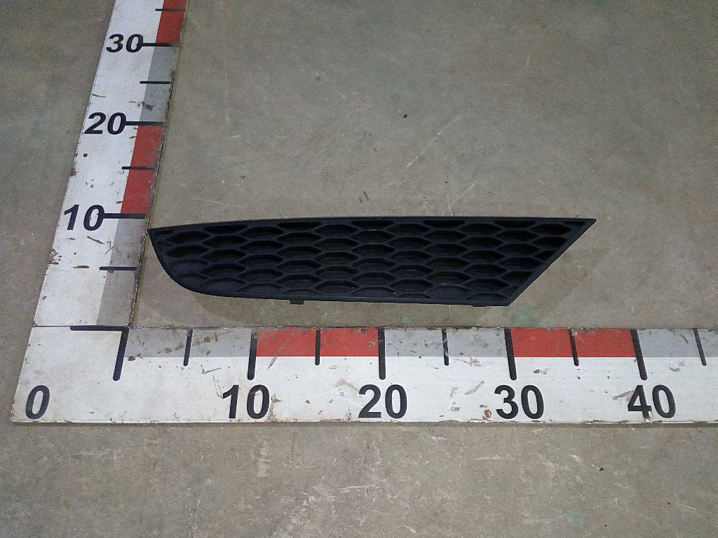 Заглушка спойлера правого бампера б/у