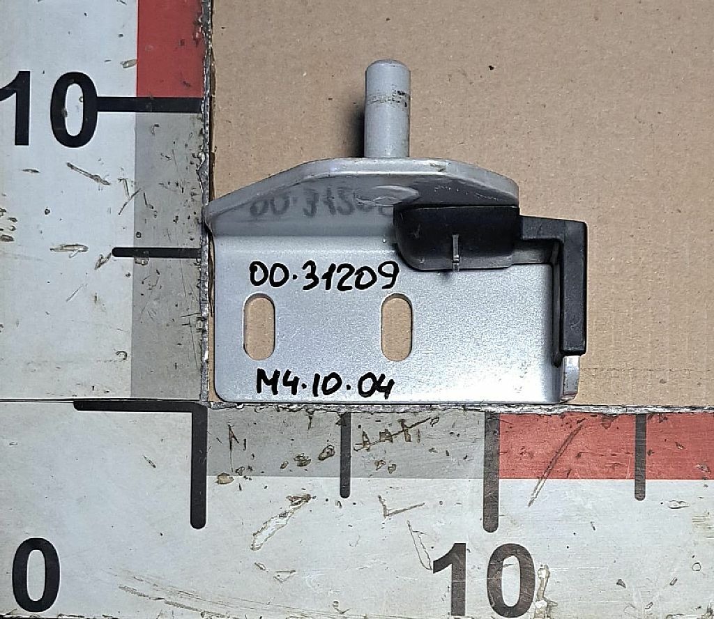 Кронштейн нижнего спальника правый б/у