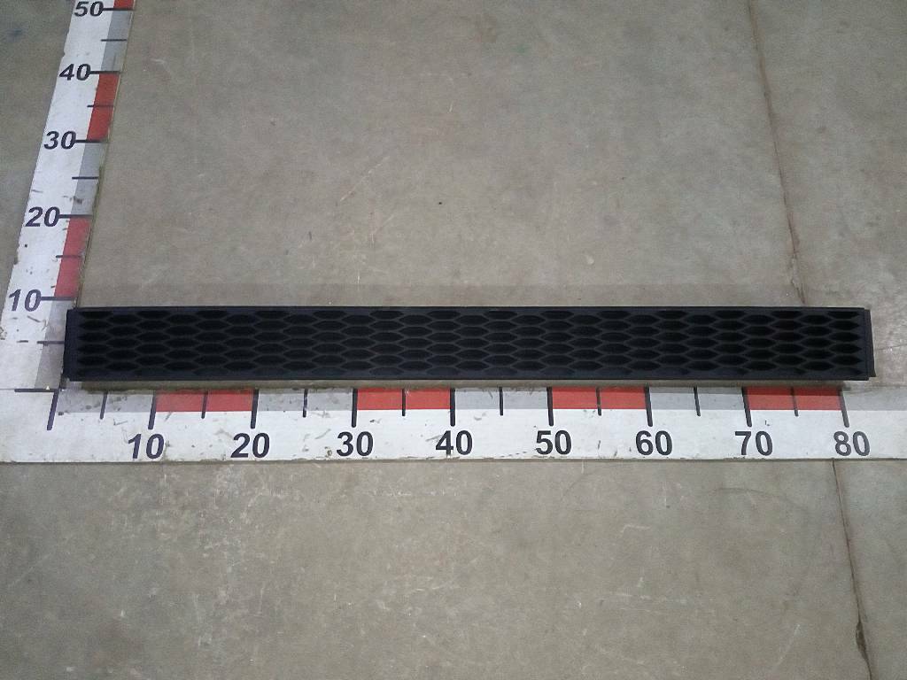 Накладка спойлера центрального бампера б/у