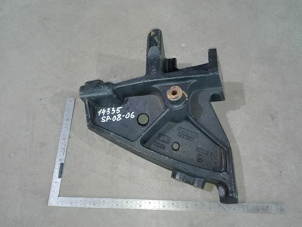 Кронштейн усилителя бампера левый б/у