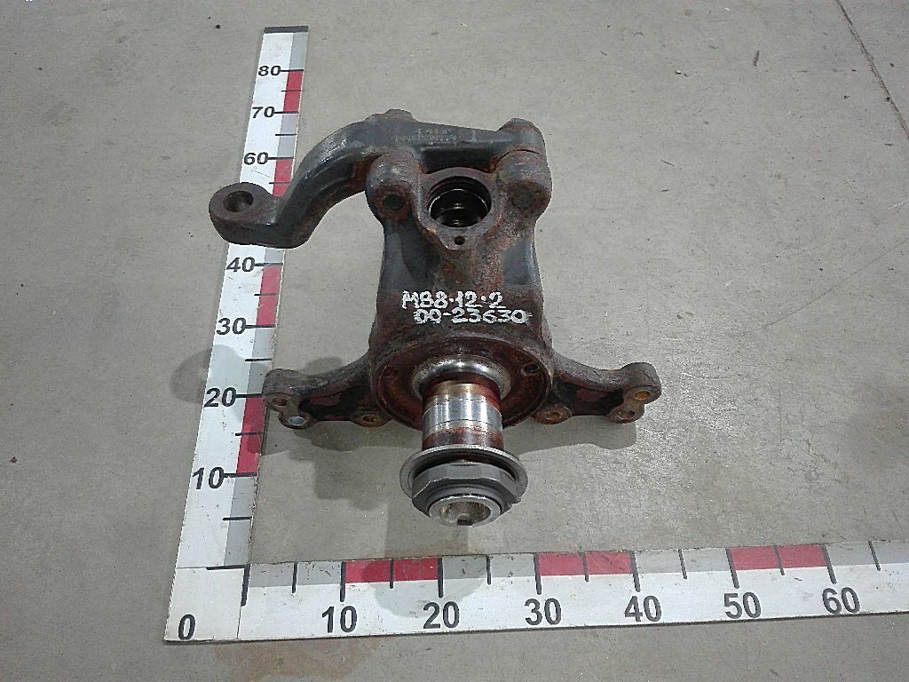 Кулак поворотный левый б/у