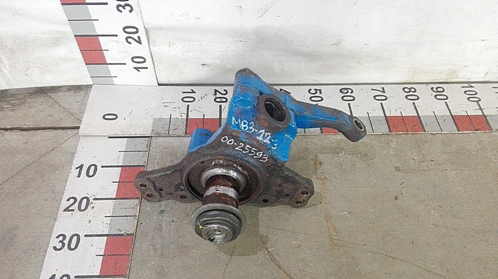 Кулак поворотный правый б/у