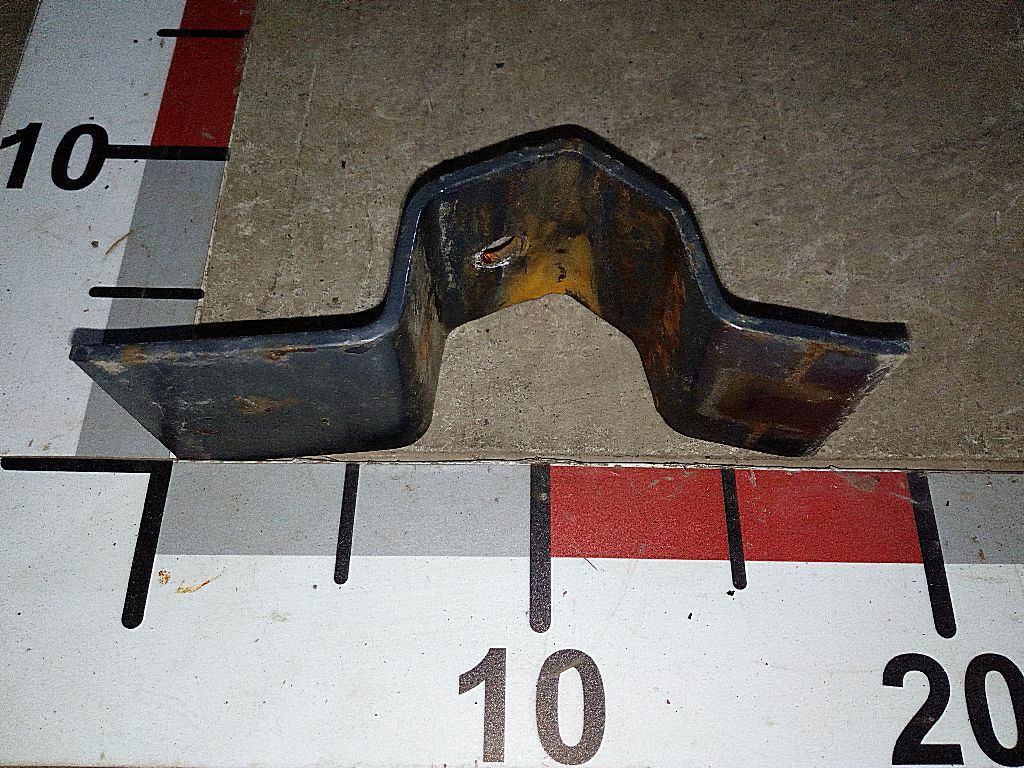 Крепление заднего крыла б/у