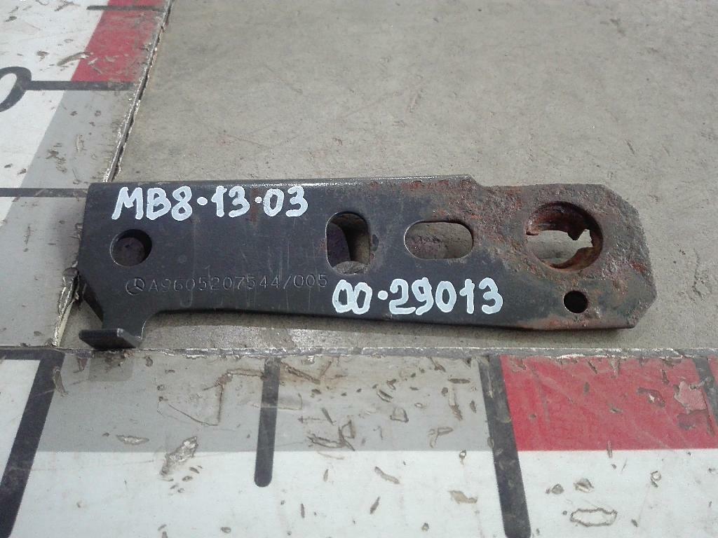 Кронштейн шумоизоляции двигателя правый б/у