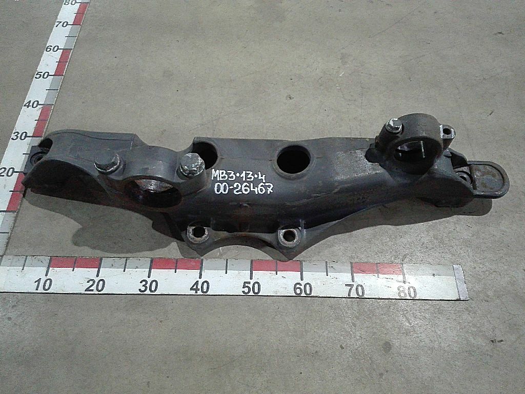 Кронштейн задних подушек подвески правый б/у