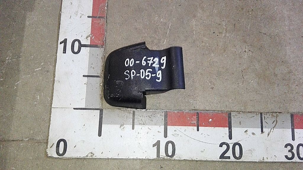 Накладка петли левой двери б/у