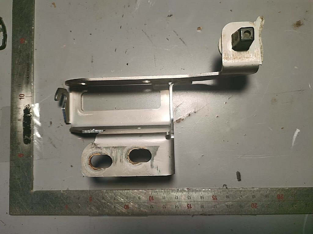 Кронштейн замка капота б/у