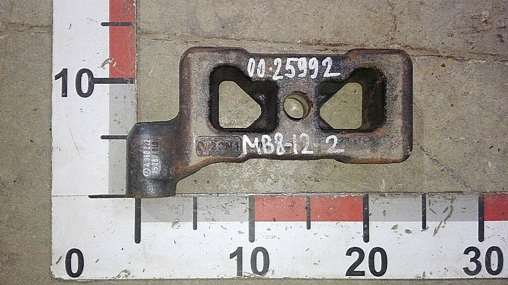 Кронштейн переднего амортизатора нижний левый б/у