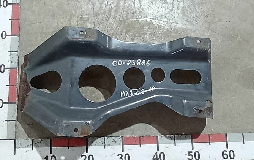 Кронштейн переднего крыла правый б/у