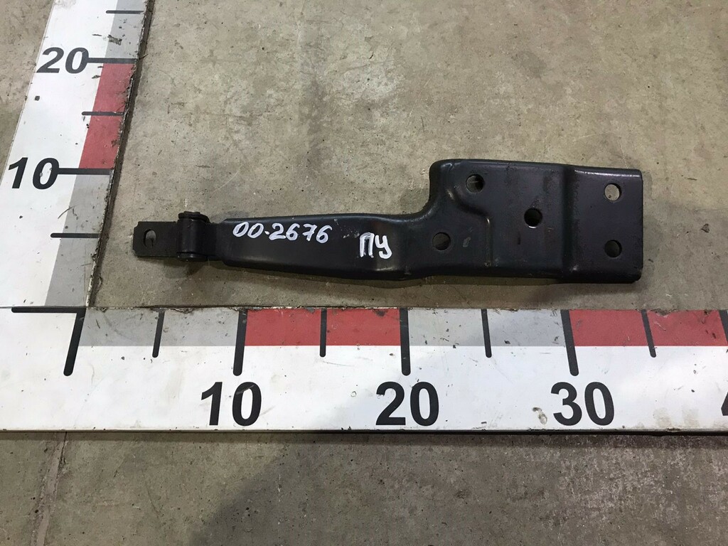 Петля капота правая б/у