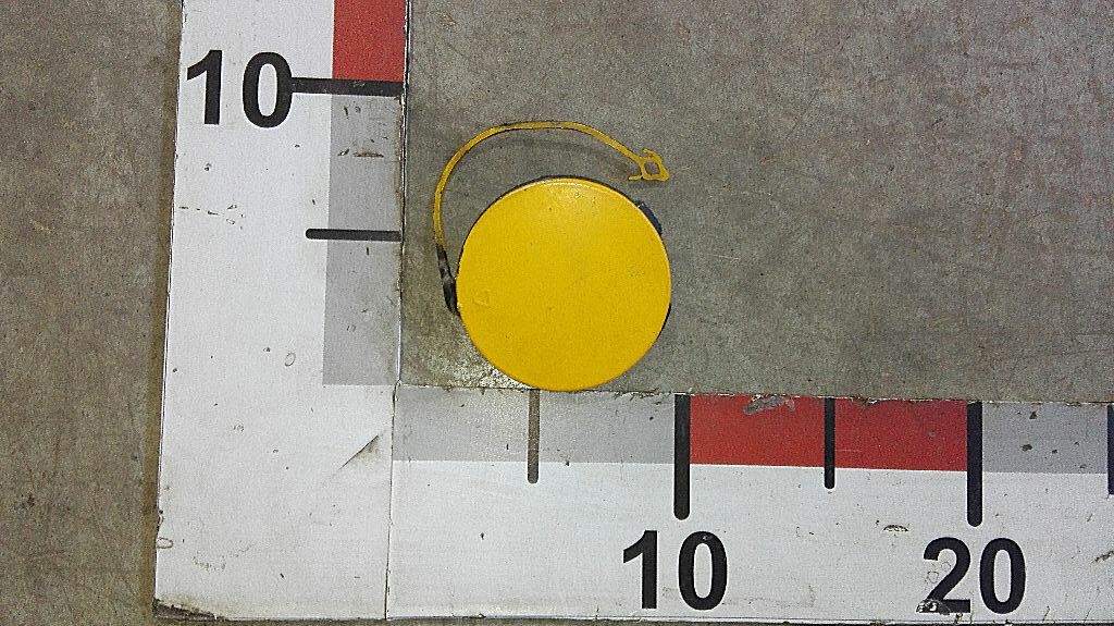 Заглушка центрального бампера б/у