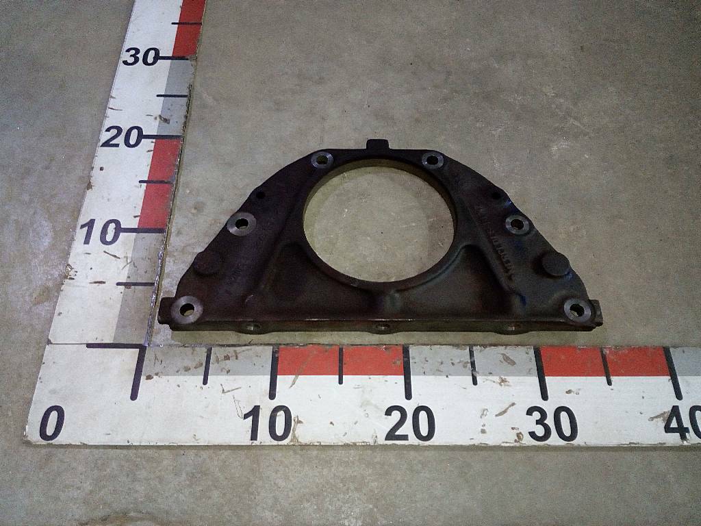 Крышка передней плиты OM501 б/у