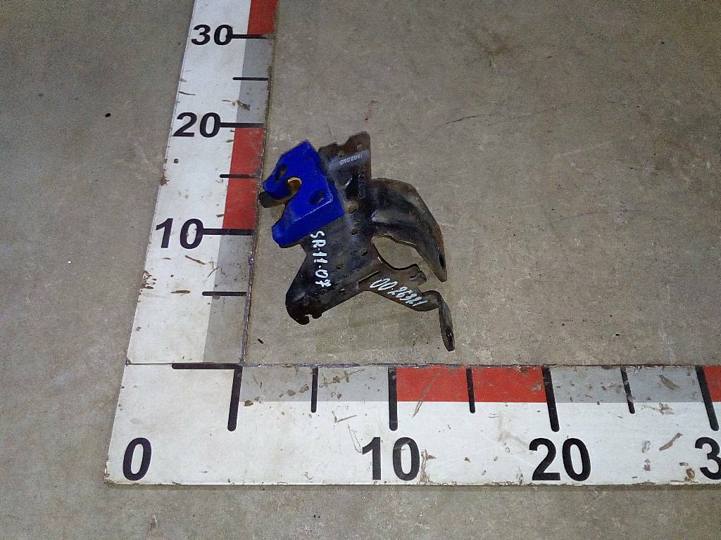 Замок капота правый б/у