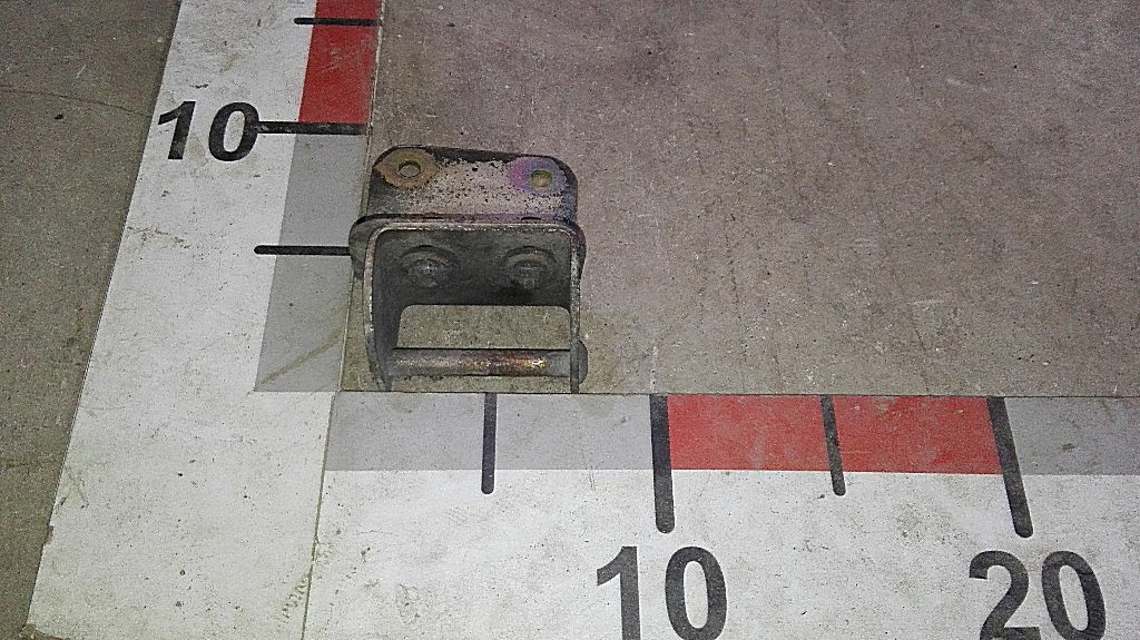 Ответная часть правого замка капота б/у