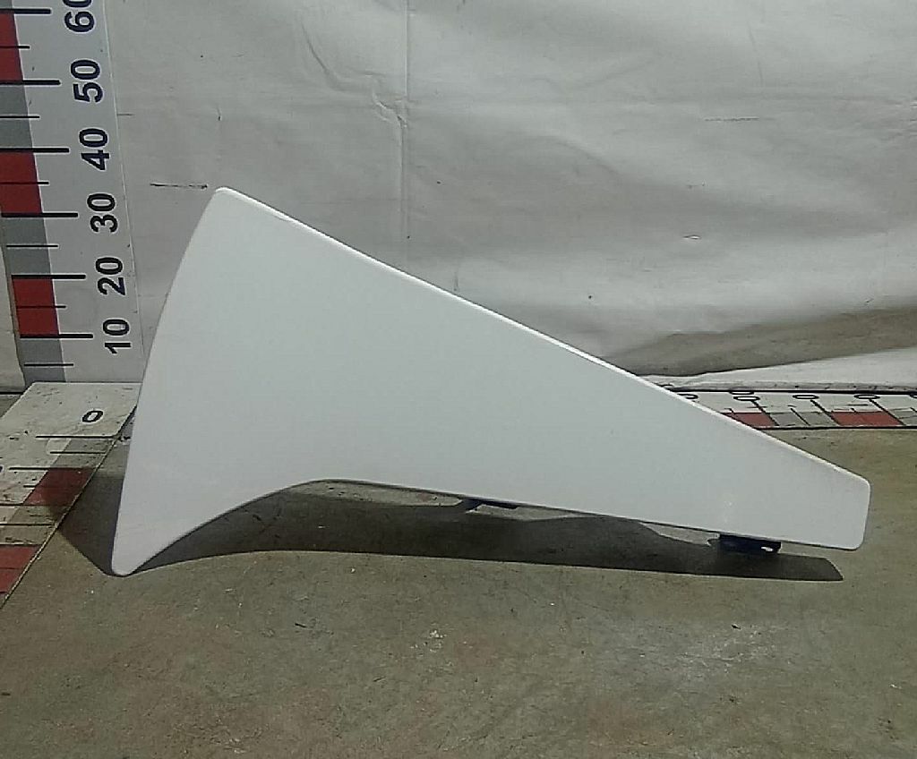 Спойлер кабины задний верхний правый б/у