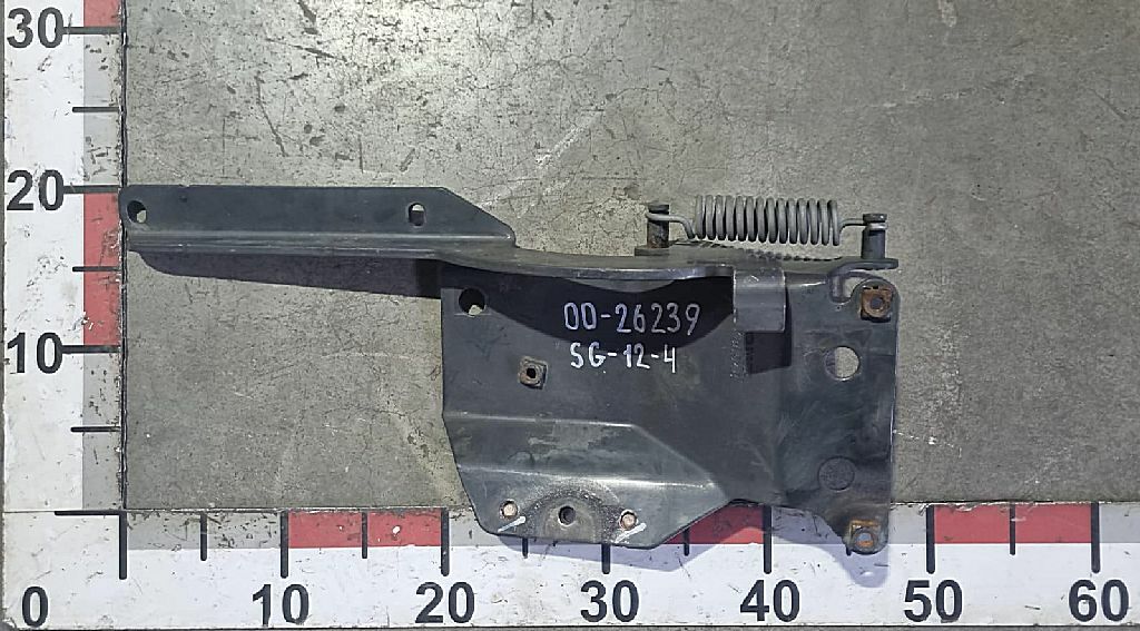 Петля нижней решетки радиатора левая б/у