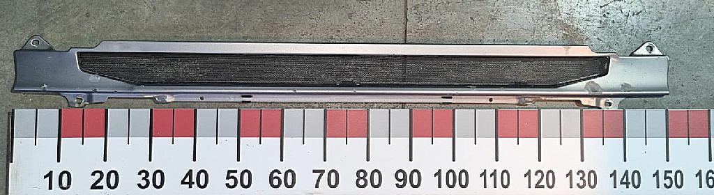 Решетка радиатора промежуточная б/у