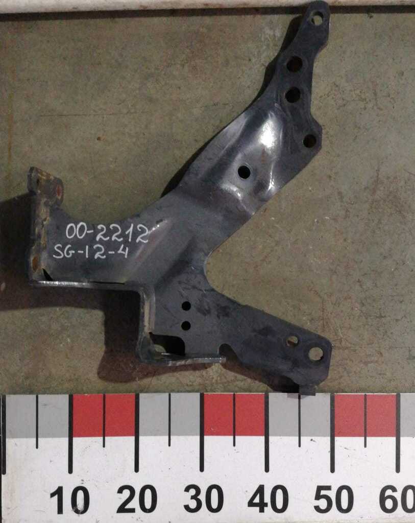 Кронштейн усилителя бампера правый б/у