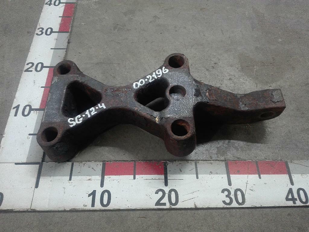 Кронштейн заднего амортизатора нижний правый б/у