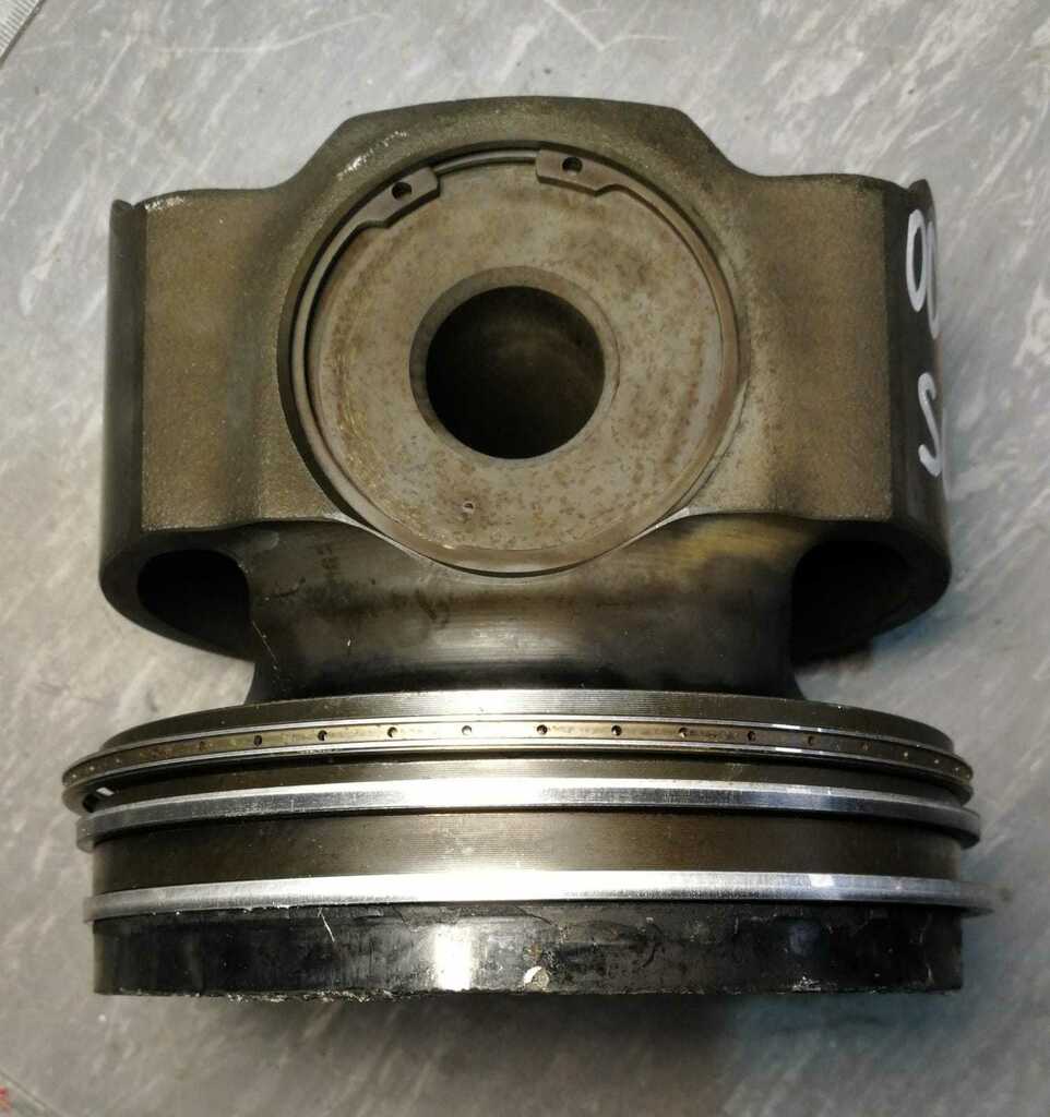 Поршень DC13103 б/у