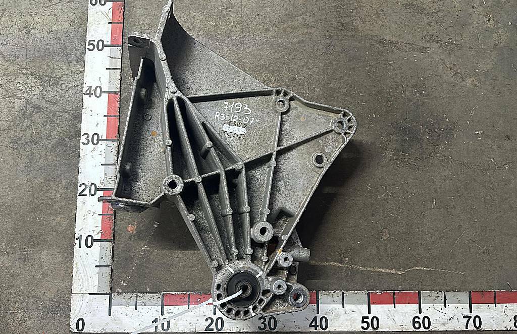 Кронштейн кабины передний б/у