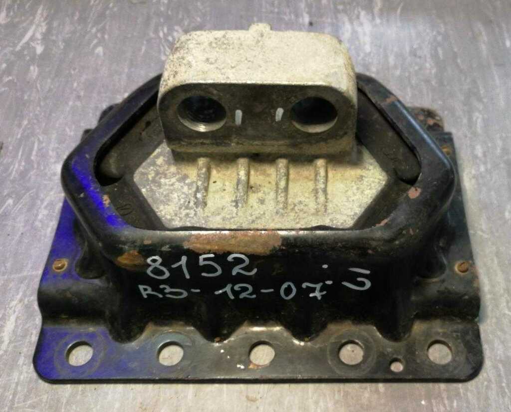 Подушка двигателя задняя D9B б/у