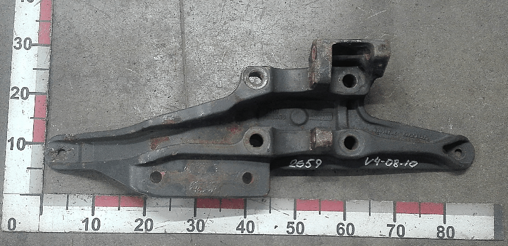 Кронштейн задних подушек подвески правый б/у