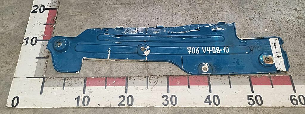 Заглушка корпуса правой фары б/у