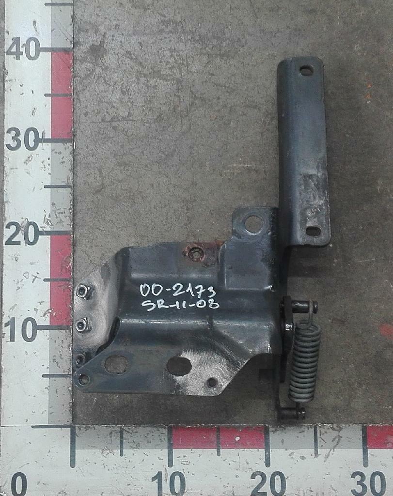 Петля нижней решетки радиатора правая б/у