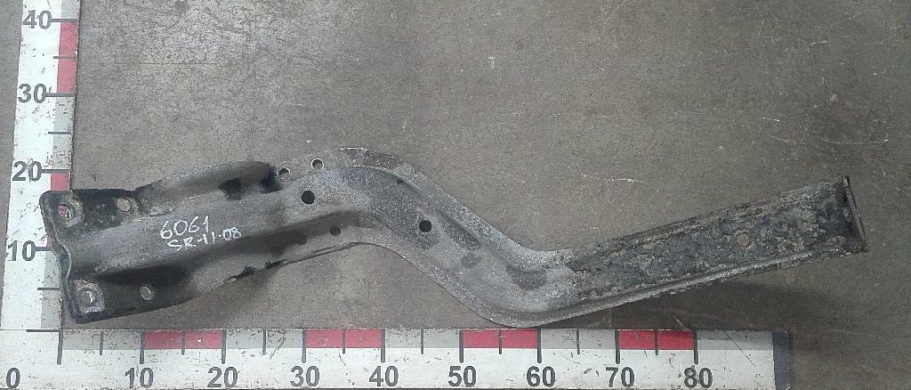 Кронштейн переднего крыла правый б/у