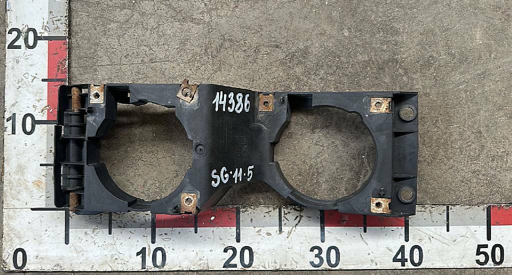 Кронштейн правой противотуманной фары б/у