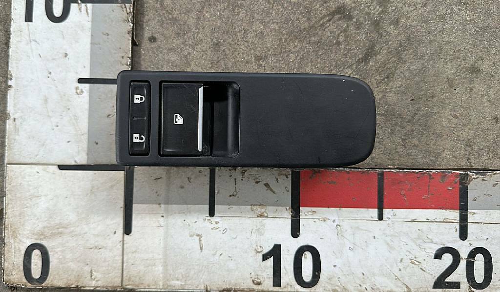 Блок управления стеклоподъемником правый б/у