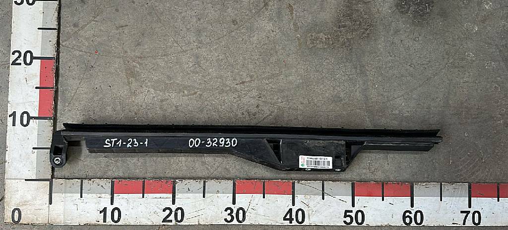 Направляющая стекла правой двери б/у