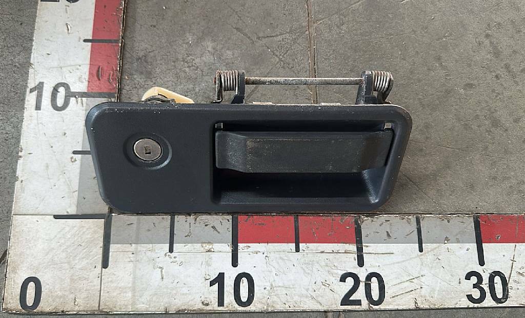 Ручка левой двери наружная б/у