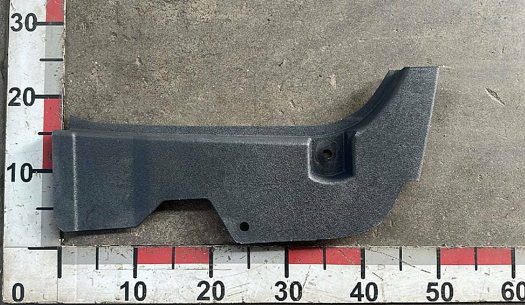 Накладка правой стойки кабины нижняя б/у