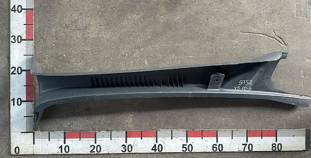 Накладка правой стойки лобового стекла б/у