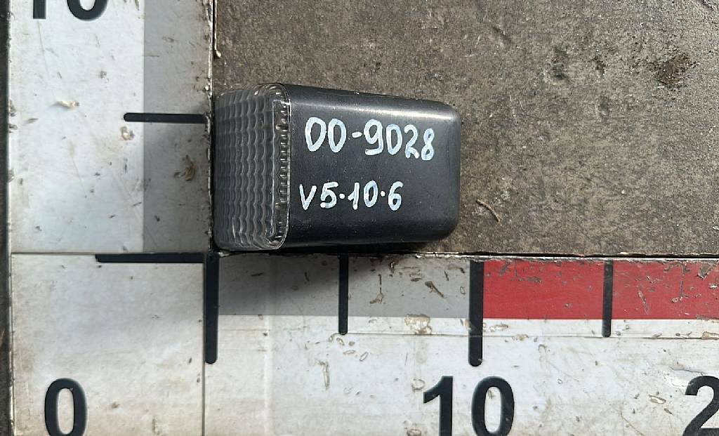 Стекло габаритного фонаря б/у