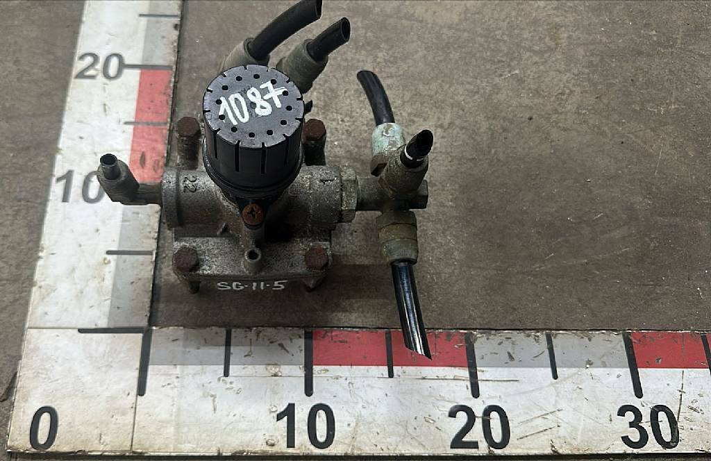 Клапан ускорительный б/у