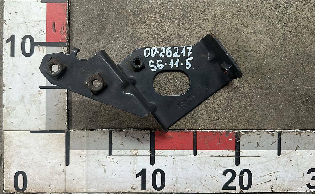 Кронштейн центрального бампера левый б/у