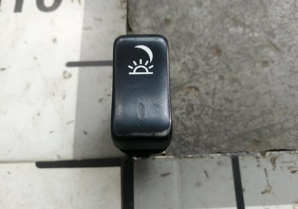 Клавиша ночного освещения салона б/у