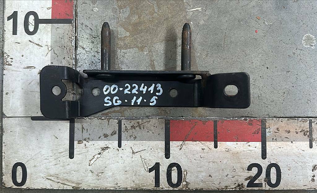 Кронштейн спойлера кабины левый б/у