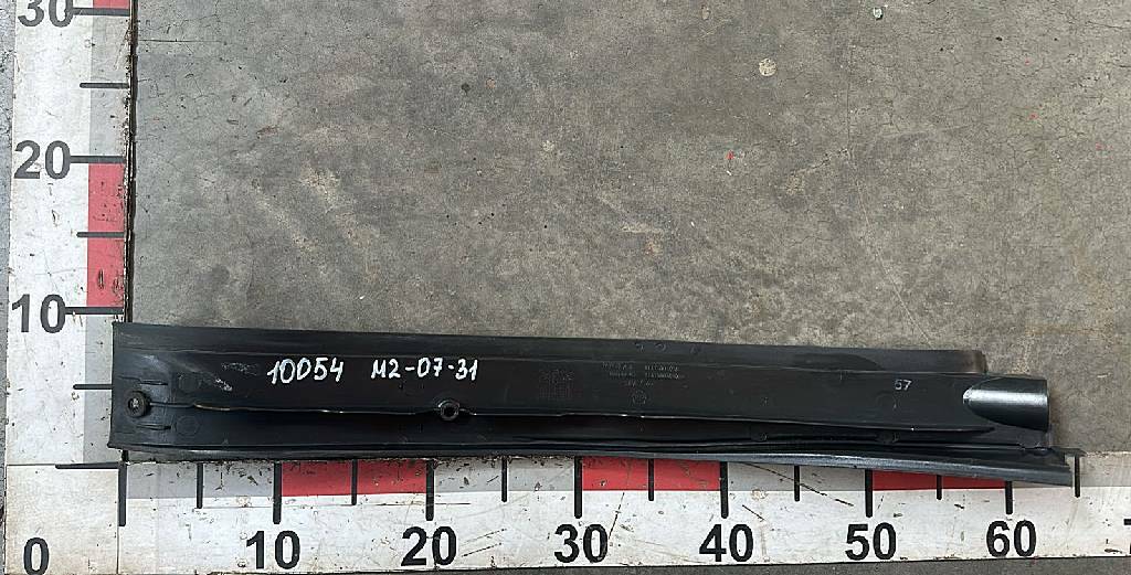 Накладка порога левой двери б/у