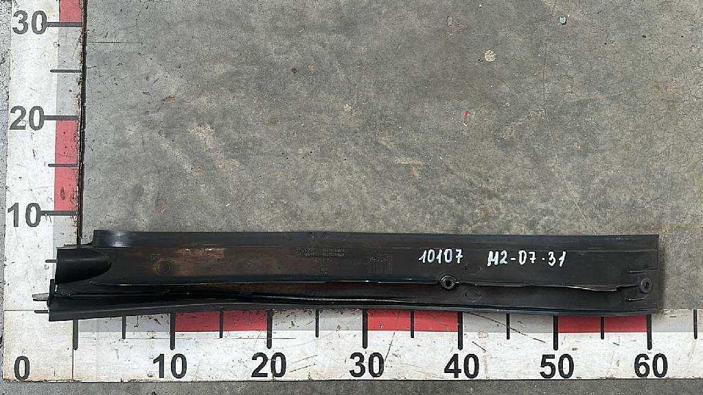 Накладка порога правой двери б/у