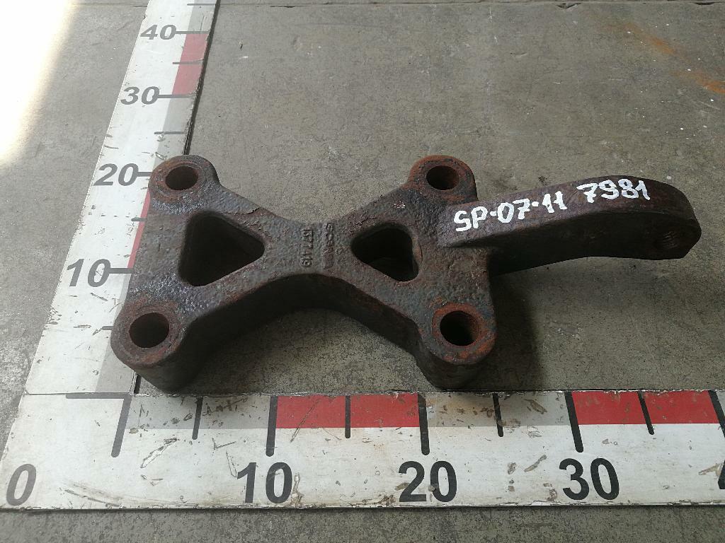 Кронштейн заднего амортизатора нижний левый б/у