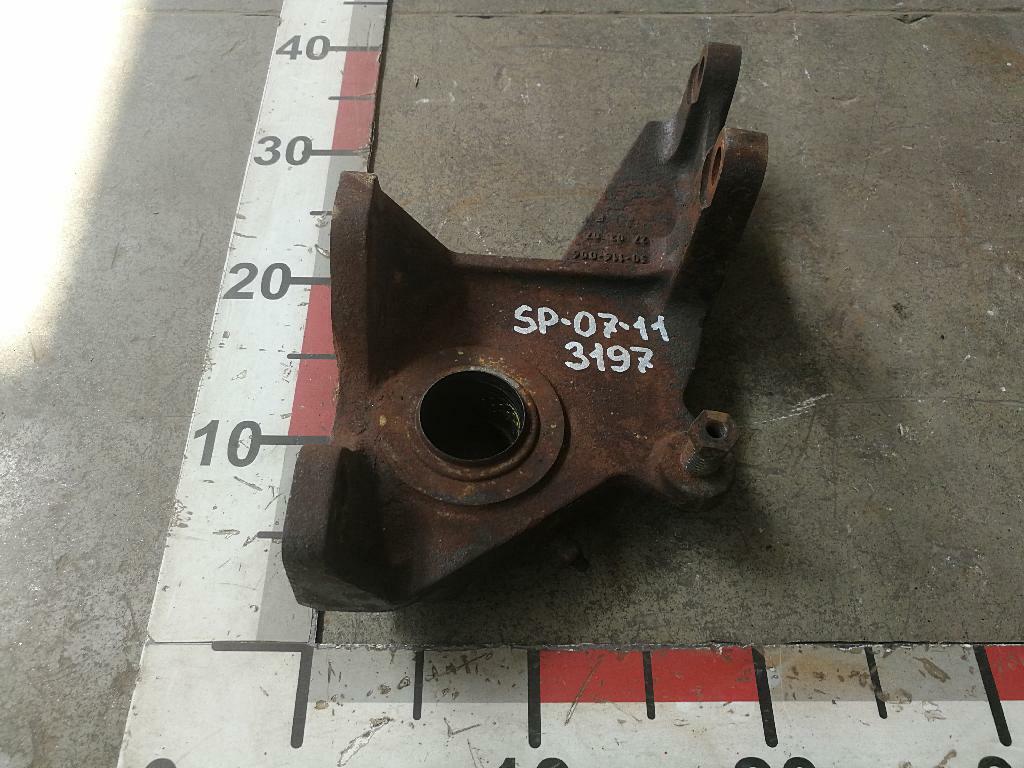 Кронштейн заднего энергоаккумулятора правый б/у