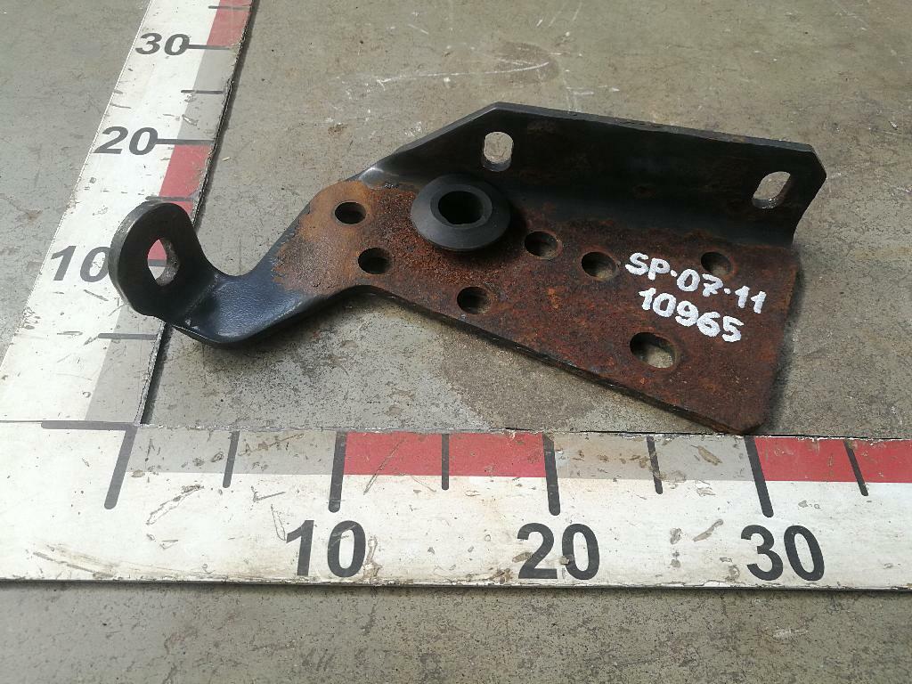 Кронштейн задней траверсы левый б/у