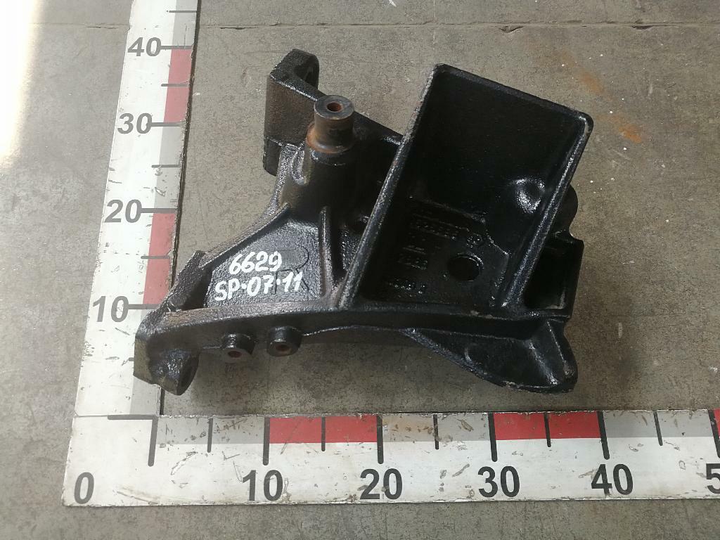 Кронштейн правого бампера нижний б/у