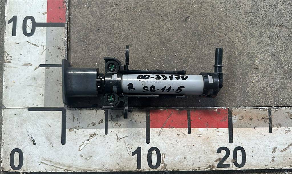 Форсунка омывателя фар правая б/у