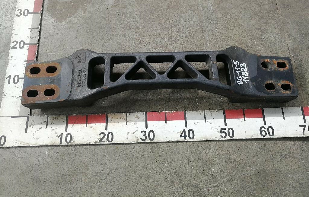 Траверса коробки передач б/у