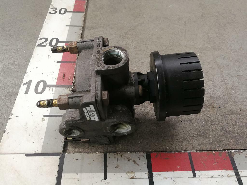 Клапан ускорительный б/у